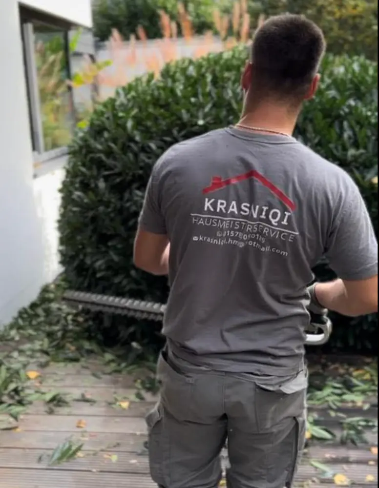 Urim Krasniqi bei der Grünpflege